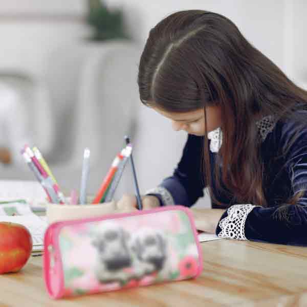 Maedchen aus Boppard verbessert Noten mit Hausaufgaben Nachhilfe